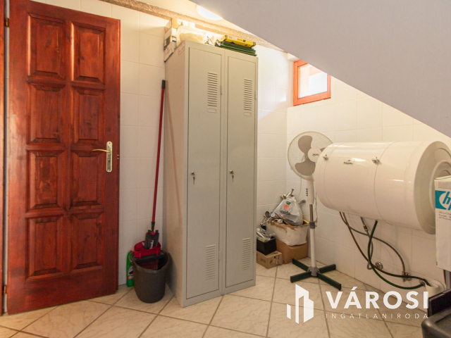 Étterem, egy Termálfürdő bejáratánál