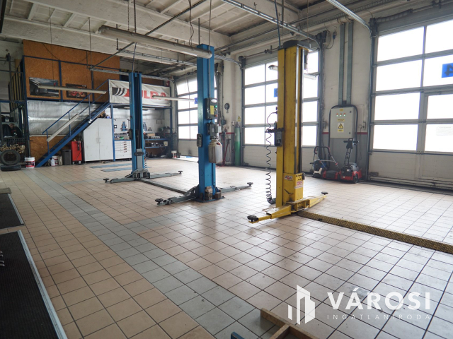 Ipari komplexum, frekventált helyen