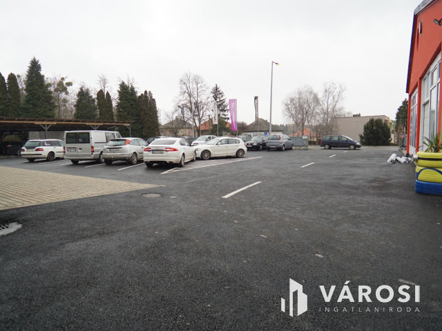 Ipari komplexum, frekventált helyen