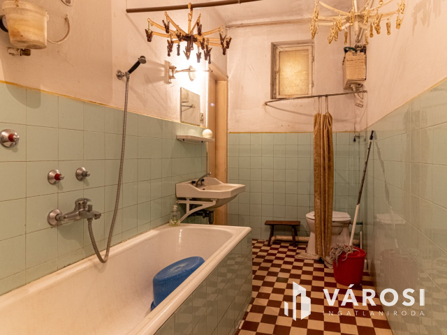 Hatalmas építési telek lakható épülettel Kerepesen!