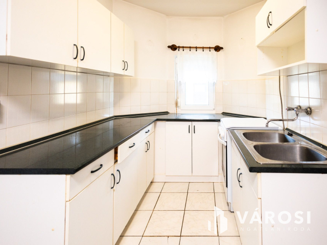 Jó lokáció, sok szoba, nagy telek