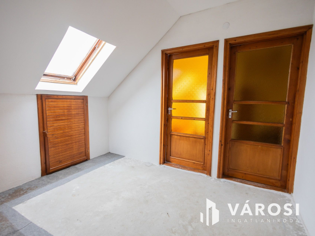 Jó lokáció, sok szoba, nagy telek