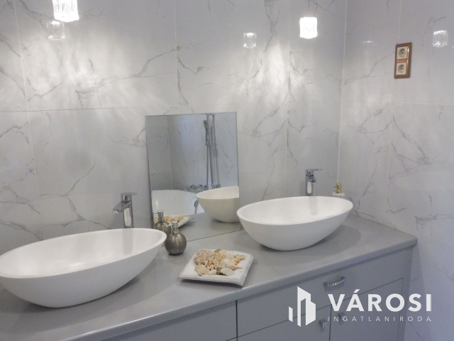 Újszegedi N+4 szobás ház medencével eladó!