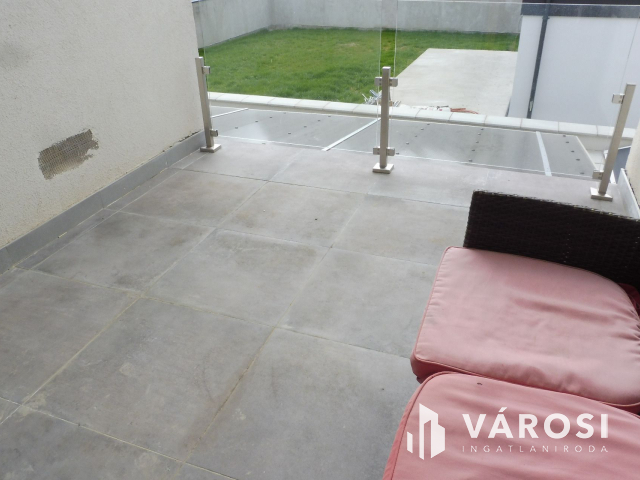 Újszegedi N+4 szobás ház medencével eladó!