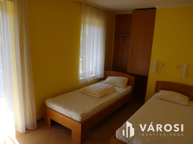 7 apartmanos üdülőház a Balaton partján