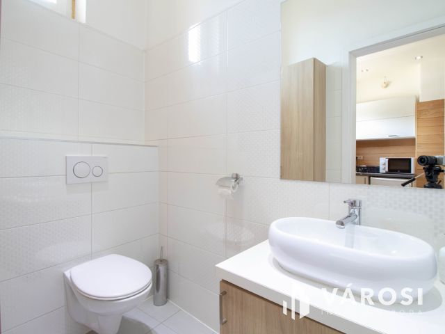 Igényesen felújított, utcai bejáratú, 178 m2-es iroda eladó