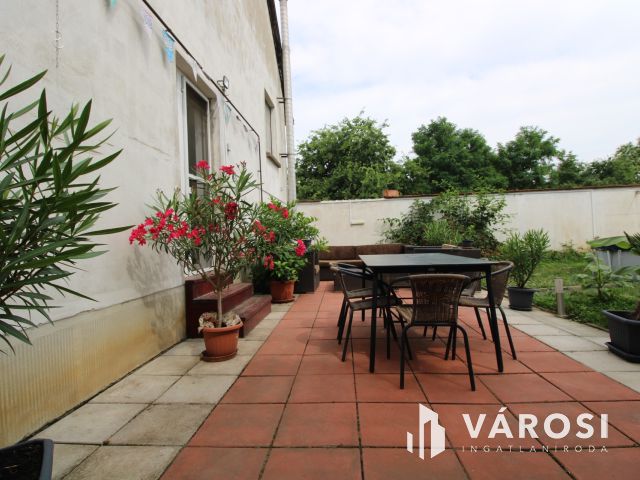 Két generációs négyszintes családi ház Jaminában