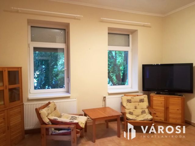 Családi ház + 3 apartman egyben kedvelt környéken!