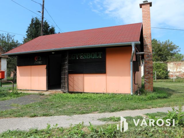 Csörötnek, régi kisbolt, családiházas környezetben eladó.