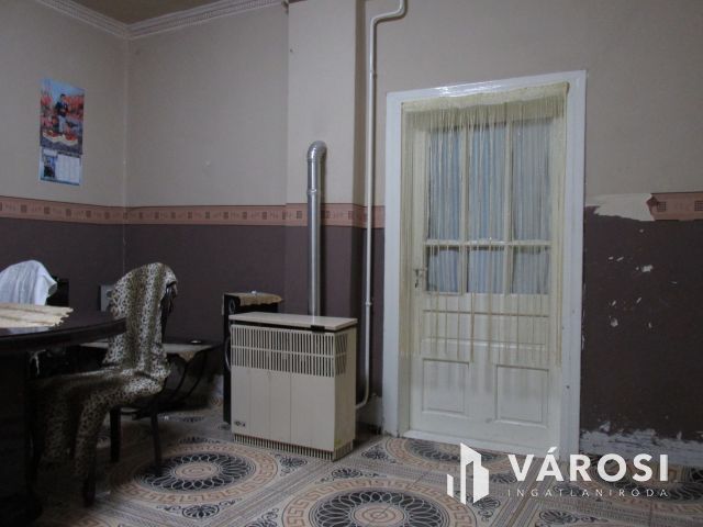 Egy ingatlan két lakrésszel csendes helyen