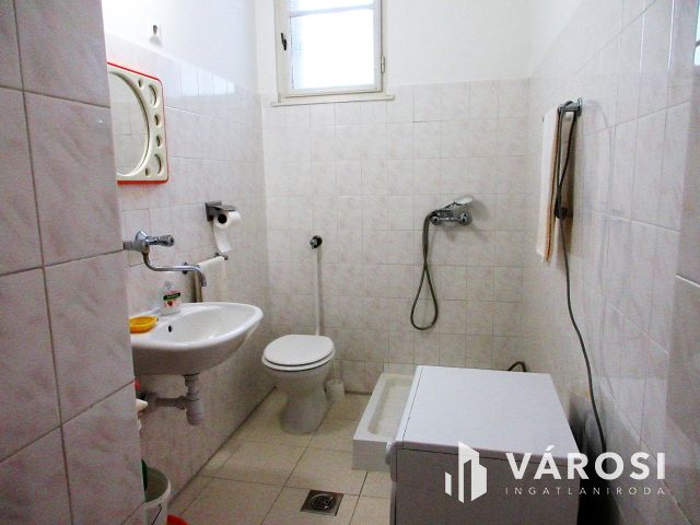 Üzlethelyiség Baján, a városközpontban! Lakással, garázzsal!