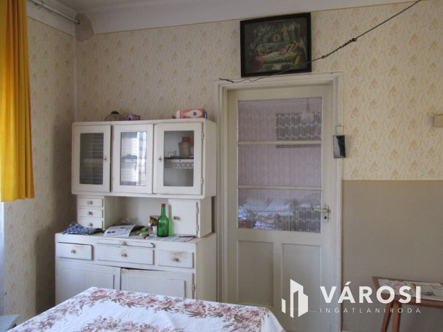 Családi ház csendes helyen két lakrésszel