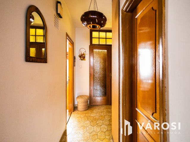 Jó elrendezésű belvárosi sorház kedvező áron