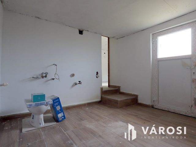 Befejezésre váró, részben felújított családi ház eladó