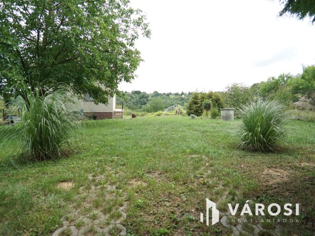 Lakható zárt kert, idilli környezetben