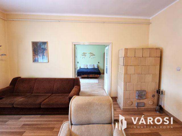 Költözhető állapotú, gondozott kertes ház, központi helyen