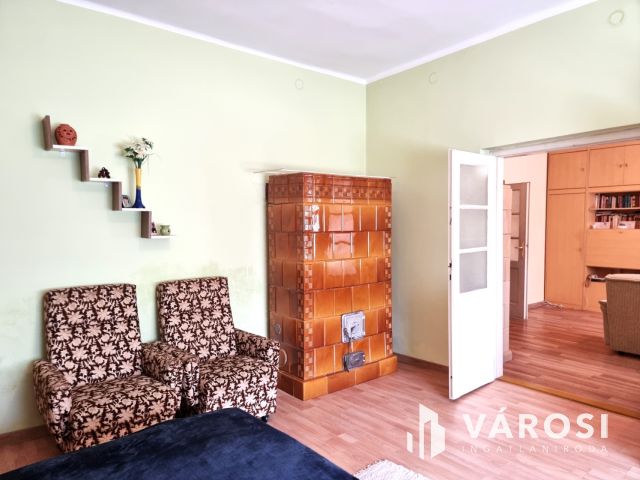 Költözhető állapotú, gondozott kertes ház, központi helyen