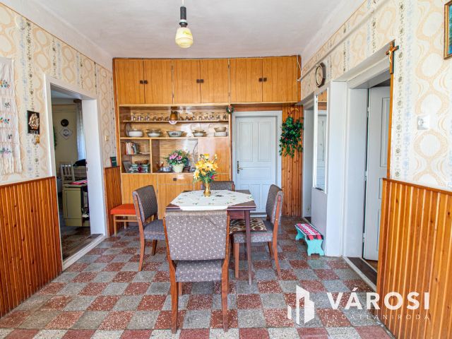 Remek adottságokkal rendelkező ház hatalmas telekkel