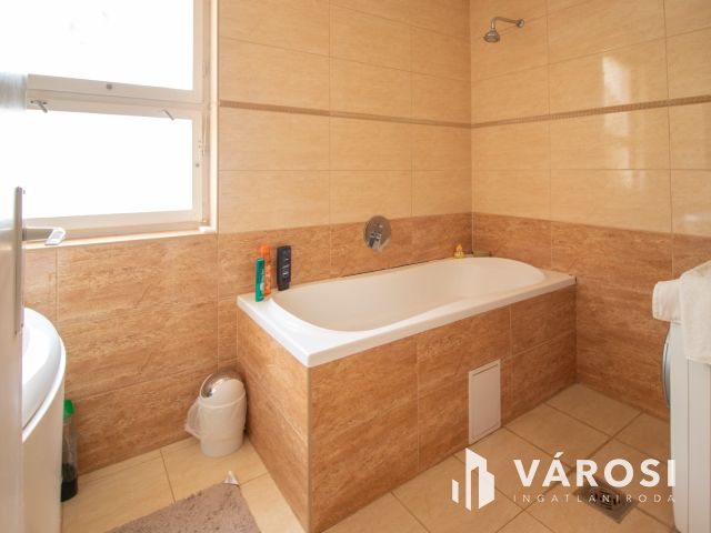 Eladó sorház saját udvarral és garázzsal