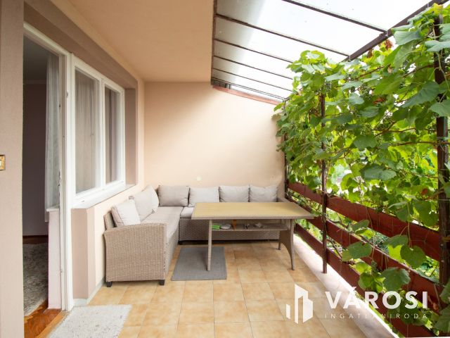 Eladó sorház saját udvarral és garázzsal