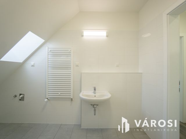 Kiadó iroda egy megújuló irodaházban