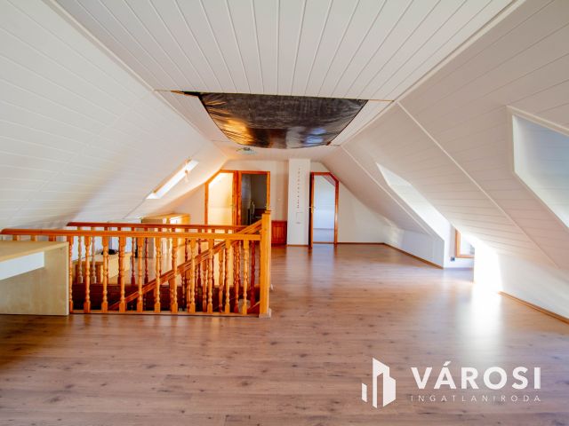 Eladó egy pazar ház és hozzá egy nem mindennapi birtok.