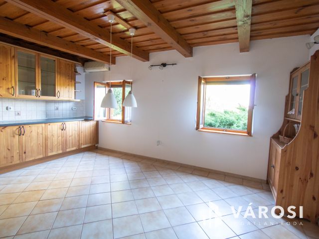 Eladó egy pazar ház és hozzá egy nem mindennapi birtok.