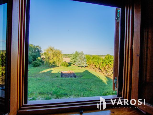 Eladó egy pazar ház és hozzá egy nem mindennapi birtok.