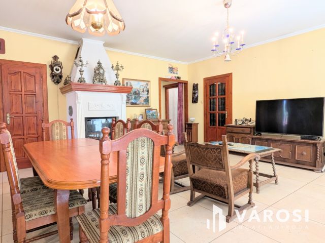 Nappali, 4 szoba, 2 fürdő,nyári lak, medence!