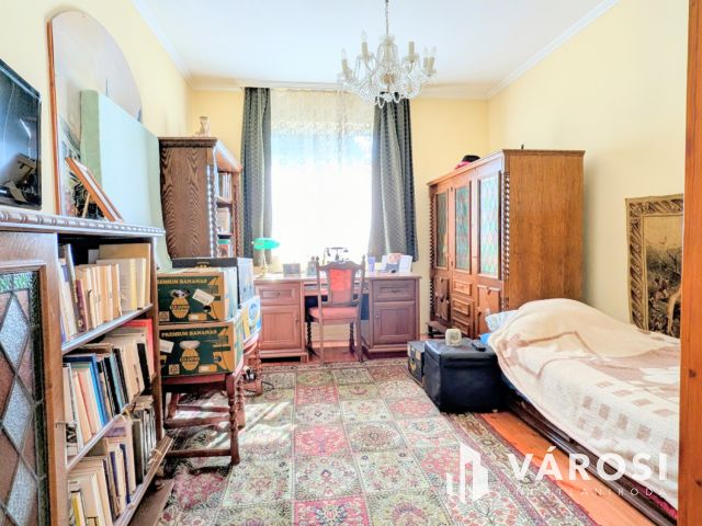 Nappali, 4 szoba, 2 fürdő,nyári lak, medence!