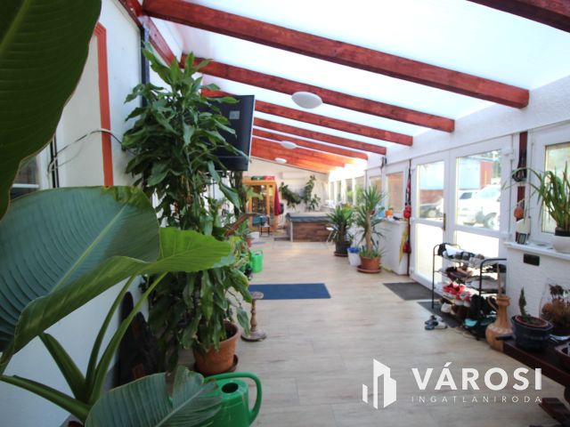 Vállalkozás és lakás a határ mellett.