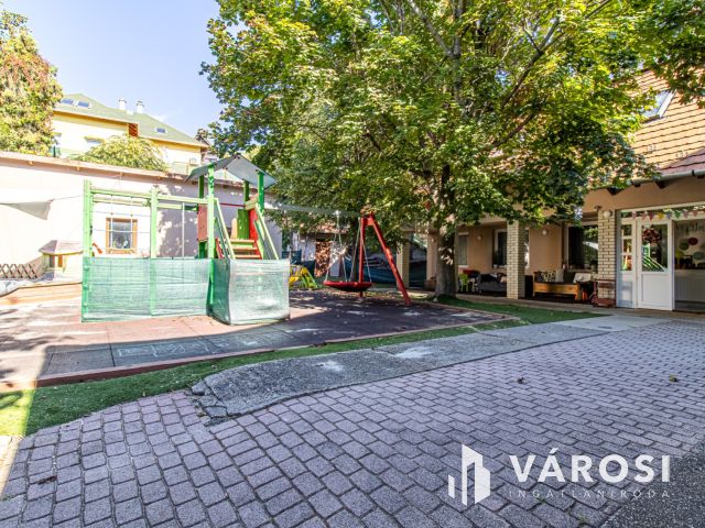 Duna parti családi otthon nagy telekkel