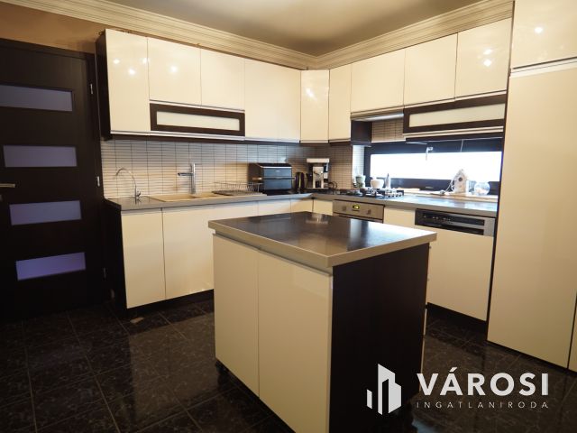 Szepetneken családi ház, sok lehetőséggel