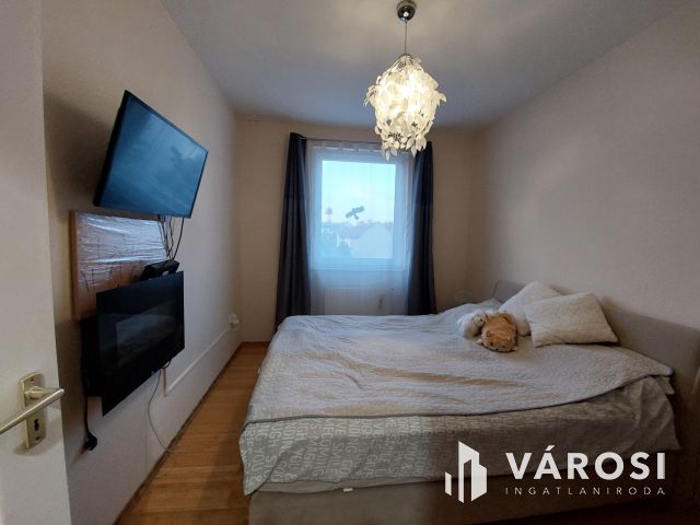 Csinos tégla lakás, autóbeállóval.