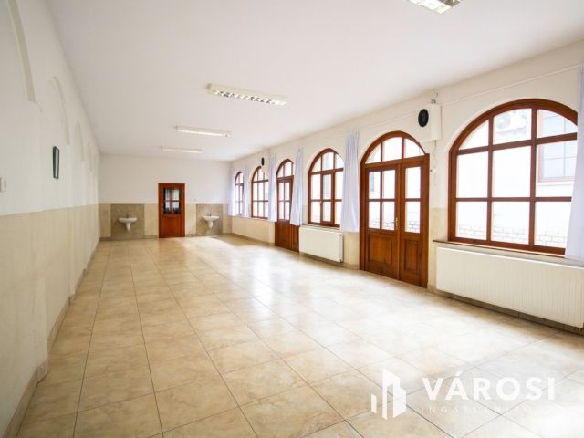 Többfunkciós komplexum Orosháza központjában