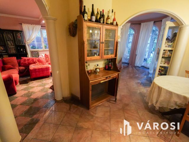 Újszerű családi ház Érden!