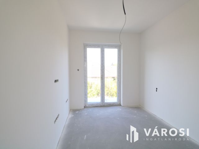 Emeltszintű szerkezetkész ikerház,  Új-petőfi telepen eladó!