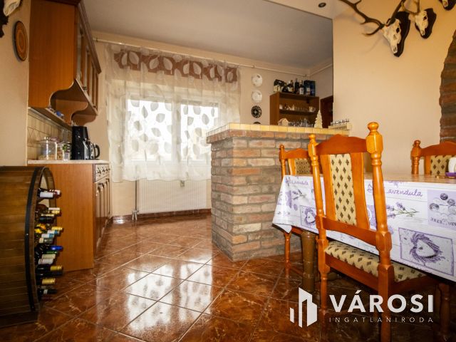 Belvárosi, teljesen felújított ház, üzlettel- Szarvason