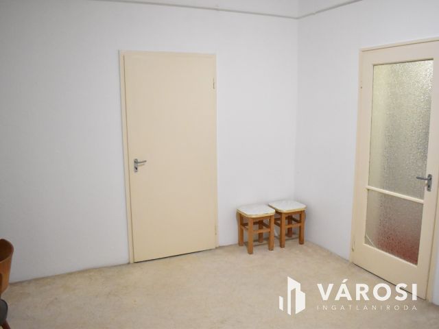 2 szobás, erkélyes lakás a Budapest krt-on!