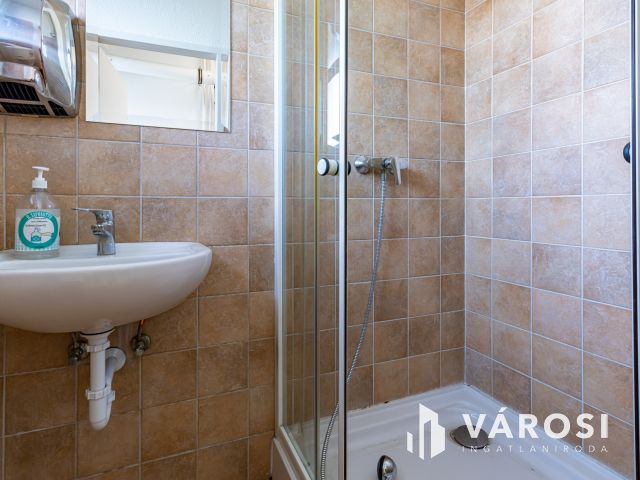 Zuglóban, M3 bevezetőnél, eladó II. emeleti irodaszint