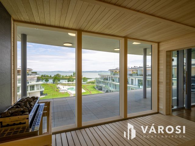Új építésű prémium vízparti lakás Balatonszemesen