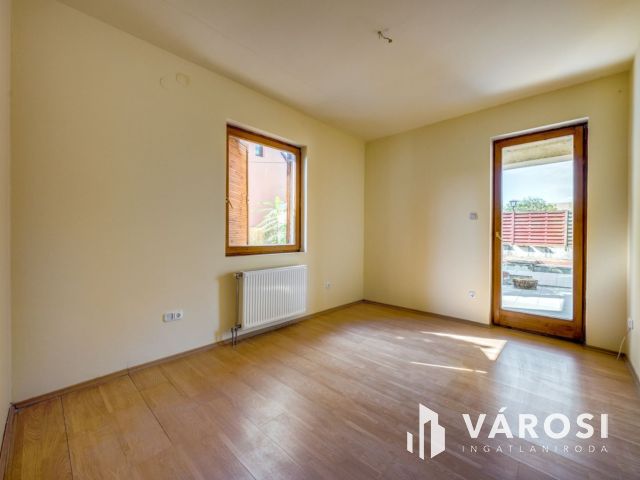 Medencés apartmanház Kőröshegyen eladó