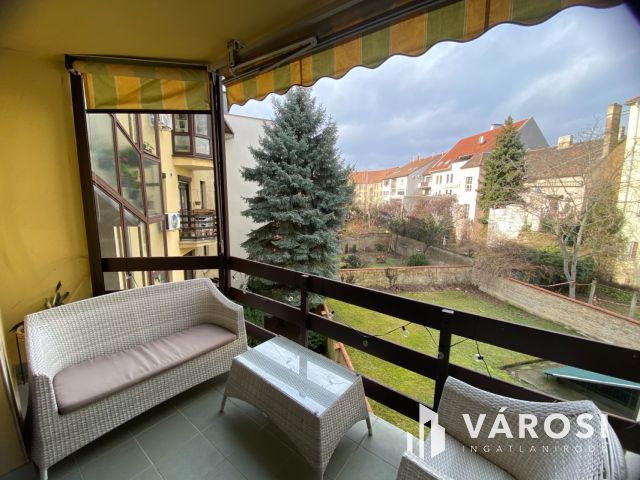 Erkélyes nagy lakás, garázs lehetőséggel a Győr belvárosában