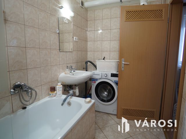 Zárt udvaros társasházban, földszinti szép lakás