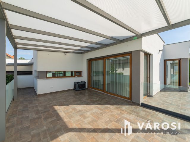 Panorámás luxus családi ház medencével Csömörön eladó!