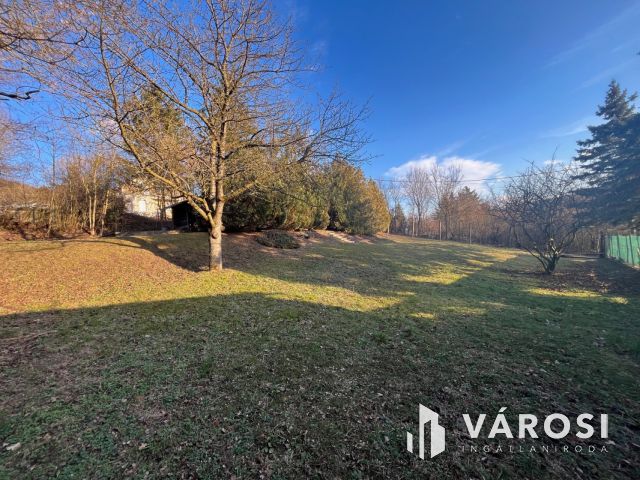 Remek elhelyezkedésű telek Pomázon!