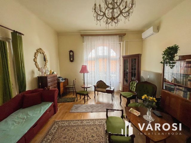 Erkélyes lakás a Rákóczi úton!