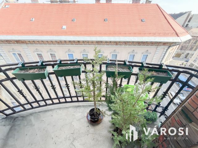 Erkélyes lakás a Rákóczi úton!