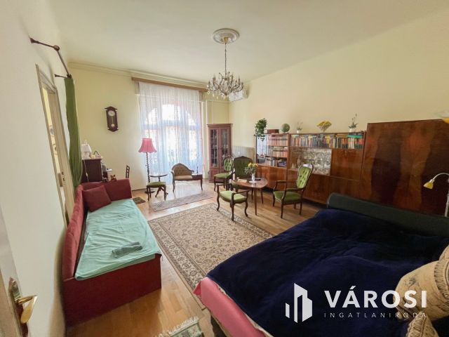 Erkélyes lakás a Rákóczi úton!