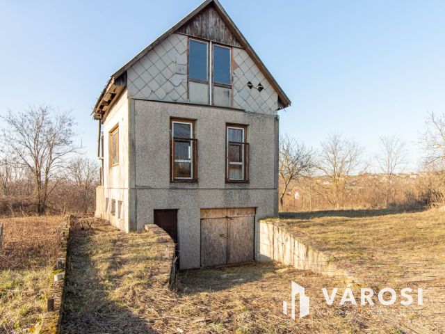 Panorámás zártkerti telek háromszintes kis házzal Tinnyén